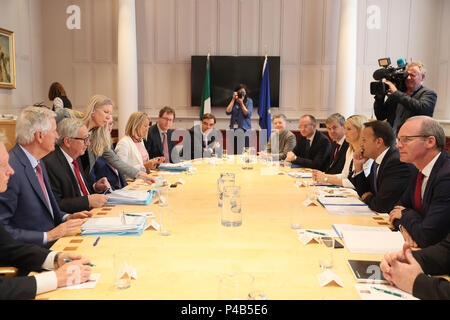 Il presidente della Commissione europea, Jean Claude Juncker (terza a sinistra) e Michel Barnier, UE Capo negoziatore per Brexit (seconda a sinistra) durante un incontro con il Primo Ministro irlandese, Leo Varadkar (seconda a destra) a edifici governativi, durante la sua visita a Dublino, in vista del Consiglio europeo del 28-29 giugno per discutere Brexit e altre questioni attualmente all'ordine del giorno europeo. Foto Stock