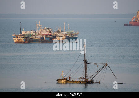 Freetown in Sierra Leone - Gennaio 09, 2014: Vecchia e le navi abbandonate e relitti arrugginimento e sprofondando in Costa della Sierra Leone. Foto Stock