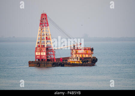 Freetown in Sierra Leone - Gennaio 09, 2014: il vecchio e la formazione di ruggine bianca e rossa costruzione nave nella baia di Freetown. Foto Stock