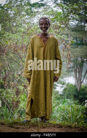 Potoru, Sierra Leone - Gennaio 22, 2014: Unidentified africana di capo villaggio all'aperto permanente sorridente indossando abiti tradizionali