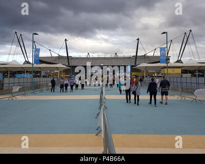 Manchester, Inghilterra, Regno Unito, 19 Giugno 2018: Gli ospiti che arrivano per i Foo Fighters in concerto a La Etihad Stadium. Foto Stock