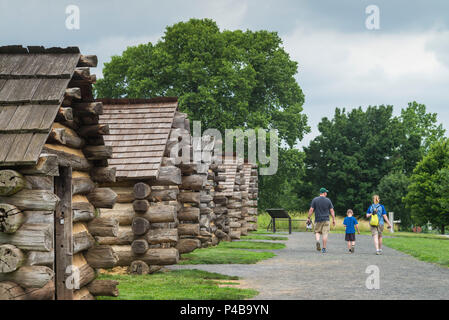 Stati Uniti d'America, Pennsylvania, King of Prussia, Valley Forge National Historical Park, campo di battaglia della guerra rivoluzionaria americana, Muhlenberg Brigata Cabine in legno Foto Stock