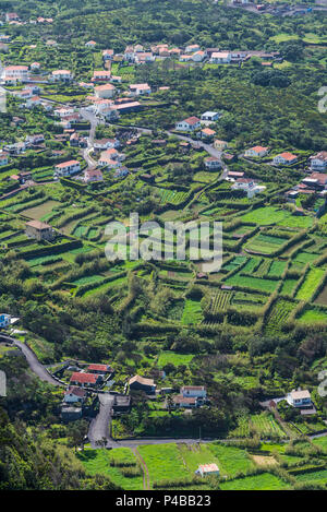 Portogallo Azzorre, l'isola di Faial, Baia de Ribeira, vista in elevazione del Porto da Faja Foto Stock