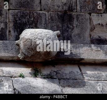 CASA DE LAS TORTUGAS-DETALLE DE ALLEVIARE DE TORTUGA-arte maya. Posizione: casa delle tartarughe, UXMAL, CIUDAD DE MEXICO. Foto Stock