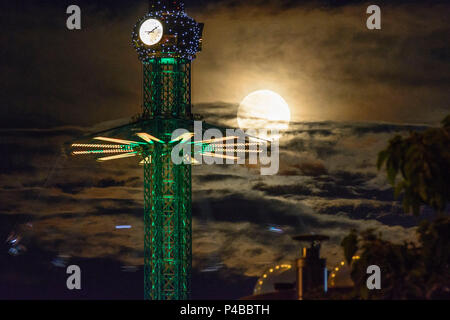 Vienna, giostra swing 'Praterturm' in Prater, notte di luna piena, 02. Leopoldstadt, Wien, Austria Foto Stock