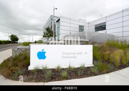 Una vista generale di Apple nella sede centrale europea a Hollyhill Industrial Estate in Co Cork. La struttura occupa 6000 persone la produzione e la distribuzione di computer iMac. Foto Stock