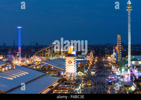 München Monaco di Baviera, festival della birra Oktoberfest, birra Paulaner tenda, giostre e montagne russe, Alta Baviera, Baviera, Germania Foto Stock