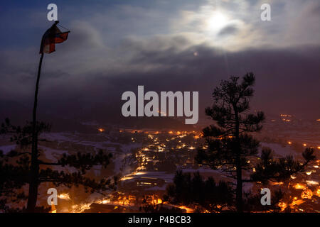 Puchberg am Schneeberg, mountain Schneeberg dietro le nuvole, città Puchberg con castello e chiesa, luna piena, Wiener Alpen (Vienna Alpi), Austria Inferiore, Austria Foto Stock