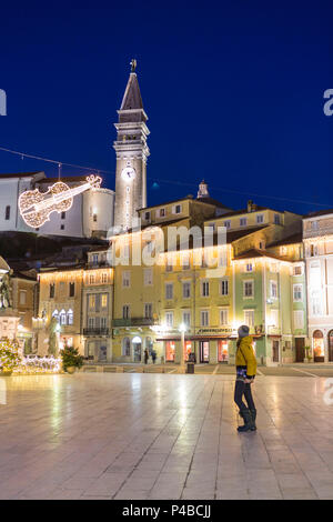 Donna straordinaria a Tartini quadrato che è stato chiamato dopo il violinista e compositore Giuseppe Tartini, pirano, Istria, Slovenia Foto Stock