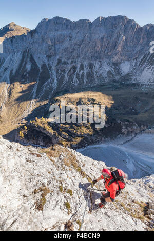 Alpinista lungo la via ferrata sul lato nord del monte Gr. Kinigat, Kartitsch, Tirolo orientale, Austria, Europa Foto Stock