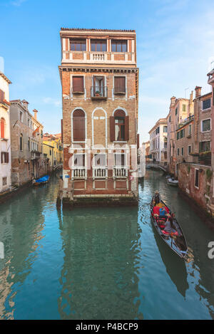 Vista pittoresca su due canali di acqua a Venezia, Veneto, Italia Foto Stock
