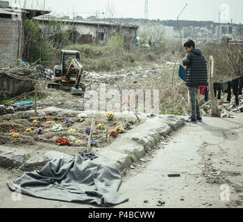 Complesso di magazzini a Belgrado in Serbia. In marzo, il numero di rifugiati, provenienti soprattutto da Afghanistan e Pakistan è in aumento. Sempre di più i bambini e i ragazzi sono in arrivo. Volontari provenienti da diversi paesi stanno organizzando progetti in e intorno al complesso di magazzini, la fornitura di cibo e vestiti e legna da ardere e workshop. Negli ultimi mesi una vera e propria infrastruttura della solidarietà è cresciuto in questa zona nel cuore di Belgrado. Foto Stock