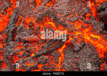 Lava incandescente che scorre, Holuhraun eruzione fissurale, Vulcano Bardarbunga, Islanda. Agosto 29, 2014 una eruzione fissurale avviato in Holuhraun all'estremità nord di un intrusione di magma, che si era spostato progressivamente a nord, dal vulcano Bardarbunga. Picture Data: Febbraio 2, 2015 Foto Stock