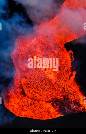 Close-up di lava incandescente dall'eruzione al Holuhraun fessura. Agosto 29, 2014 una eruzione fissurale avviato in Holuhraun all'estremità nord di un intrusione di magma, che si era spostato progressivamente a nord, dal vulcano Bardarbunga. Picture Data: 30 ottobre 2014 Foto Stock