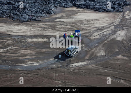 Vista aerea di scienziati e le loro jeep da flussi di lava. Agosto 29, 2014 una eruzione fissurale avviato in Holuhraun all'estremità nord di un intrusione di magma, che si era spostato progressivamente a nord, dal vulcano Bardarbunga. Picture Data: 3 settembre 2014 Foto Stock