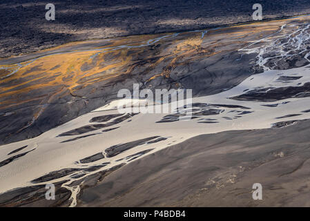 Vista aerea- Jokulsa a Fjollum un ghiacciaio river, Krepputunga, a nord di Vatnajokull, Islanda Sands e colate di lava vicino al sito di eruzione a Holuhran. Il 29 agosto 2014 una eruzione fissurale avviato in Holuhraun all'estremità nord di un intrusione di magma, che si era spostato progressivamente a nord, dal vulcano Bardarbunga. Foto Date-Sept. 3, 2014 Foto Stock