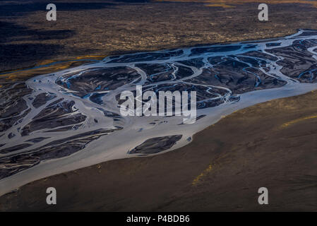 Vista aerea- Jokulsa a Fjollum un ghiacciaio river, Krepputunga, a nord di Vatnajokull, Islanda. Sands e colate di lava vicino al sito di eruzione a Holuhran. Il 29 agosto 2014 una eruzione fissurale avviato in Holuhraun all'estremità nord di un intrusione di magma, che si era spostato progressivamente a nord, dal vulcano Bardarbunga. Foto Date-Sept. 3, 2014 Foto Stock