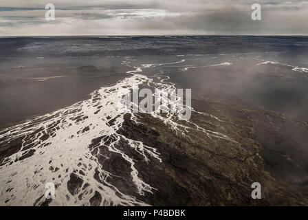 Tempeste di polvere su campi di lava da Holuhraun. Agosto 29, 2014 una eruzione fissurale avviato in Holuhraun all'estremità nord di un intrusione di magma, che si era spostato progressivamente a nord, dal vulcano Bardarbunga. Bardarbunga è uno stratovulcano situato sotto il Vatnajokull, Islanda più ampia del ghiacciaio. Foto Stock