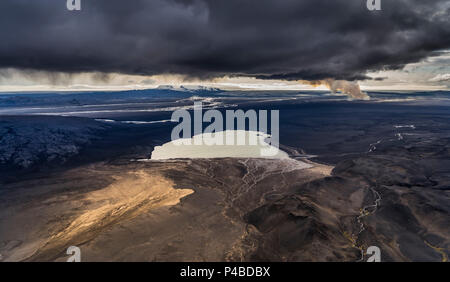 Lago Dyngjuvatn con il Holuhraun eruzione, dal vulcano Bardarbunga, Islanda. Agosto 29, 2014 una eruzione fissurale avviato in Holuhraun all'estremità nord di un intrusione di magma, che si era spostato progressivamente a nord, dal vulcano Bardarbunga. Foto Stock