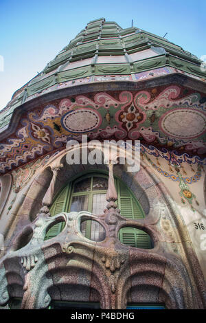 La città di Barcellona, Casa Comalat, dettaglio, architettura modernista, Spagna Foto Stock