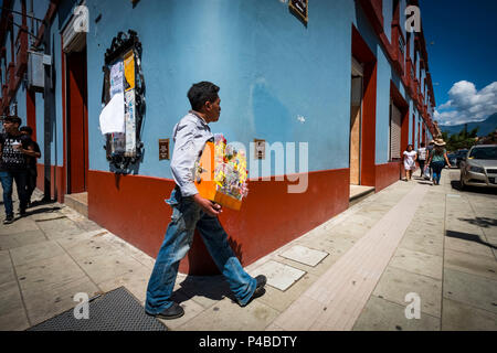 Venditore ambulante di dolciumi nella città di Oaxaca in Messico Foto Stock