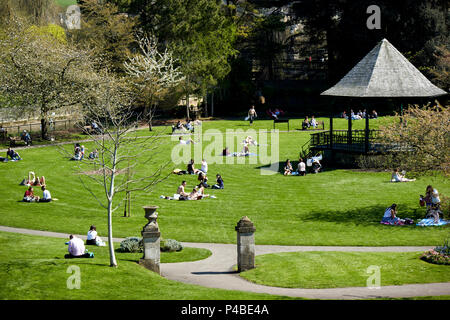 Le persone che si godono il sole nella vasca da bagno parade gardens Bath England Regno Unito Foto Stock