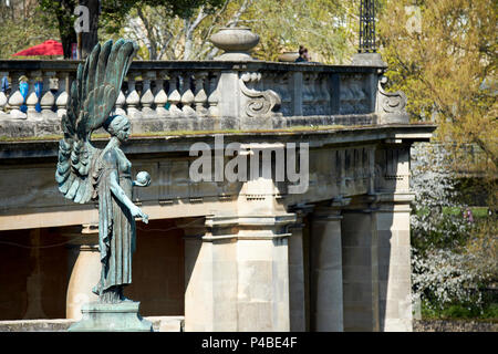 Angelo di pesca statua in parade gardens Bath England Regno Unito Foto Stock