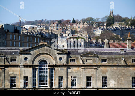 Vista ravvicinata della parte superiore del Pulteney Bridge e le case cittadine Georgiane dietro Bath England Regno Unito Foto Stock