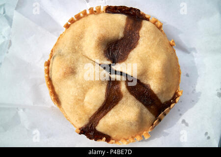 Piccolo fatto a mano artigianale di torta a base di carne Cumbria Inghilterra England Regno Unito Foto Stock