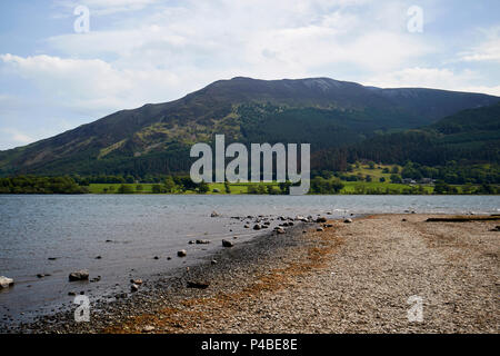 Rive del lago Bassenthwaithe al punto blackstock guardando verso skiddaw nel Lake District Cumbria Inghilterra England Regno Unito Foto Stock