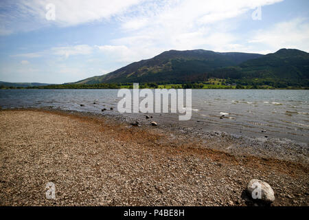 Rive del lago Bassenthwaithe al punto blackstock guardando verso skiddaw nel Lake District Cumbria Inghilterra England Regno Unito Foto Stock