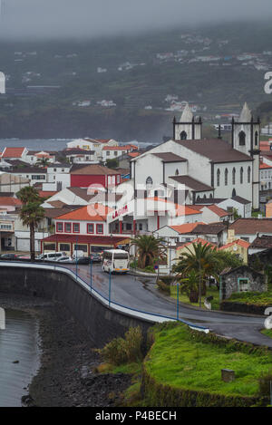 Portogallo Azzorre, isola Pico, Lajes do Pico, elevati vista città con Igreja Santissima Trindade chiesa Foto Stock