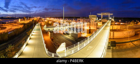 Vienna, acqua power station Freudenau al Danubio, bloccare la nave di crociera, 02. Leopoldstadt, Wien, Austria Foto Stock