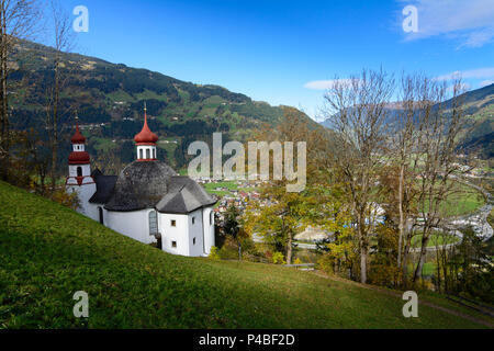 Hainzenberg, chiesa di pellegrinaggio Maria Rast, vista a valle Zillertal e la città di Zell am Ziller, Zell-Gerlos, Tirolo, Austria Foto Stock