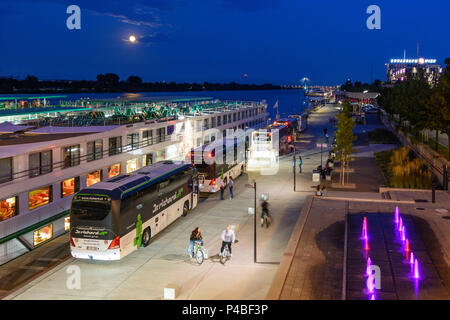 Vienna, nave da crociera navi terminal portuali a Reichsbrücke, notte di luna piena, 02. Leopoldstadt, Wien, Austria Foto Stock