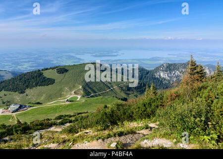 Alpi di Chiemgau, baita Steinlingalm, cappella 'Maria, Königin des Friedens' all mountain Krampenwand, vista lago Chiemsee, Chiemgau, Alta Baviera, Baviera, Germania Foto Stock