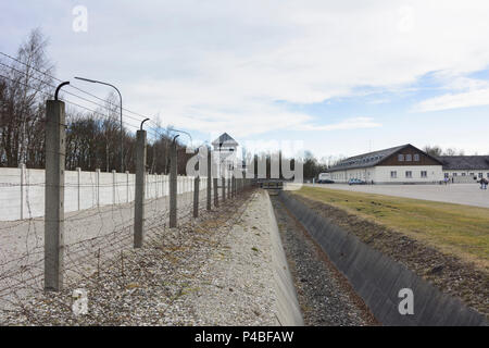 Dachau, campo di concentramento, recinzioni perimetrali, torre di guardia, ex edificio della manutenzione, oggi mostra, Alta Baviera, Baviera, Germania Foto Stock