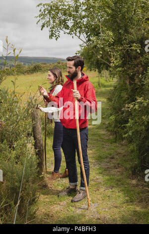 Matura in piedi sul percorso Foto Stock