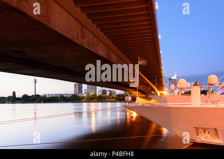 Vienna, la nave di crociera, fiume Donau (Danubio), ponte Reichsbrücke, 02. Leopoldstadt, Wien, Austria Foto Stock