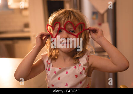 Ragazza con forma di cuore decorazione Foto Stock