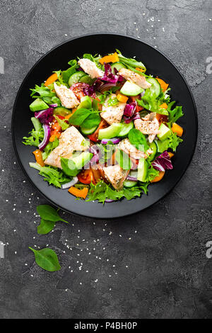 Con insalata di pesce. Fresca insalata di verdure con salmone filetto di pesce. Insalata di pesce con filetto di salmone e verdure fresche sulla piastra Foto Stock