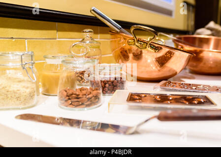 Preparazione del cioccolato - rendendo il cioccolato in cucina Foto Stock