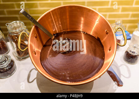 Preparazione del cioccolato - rendendo il cioccolato in cucina Foto Stock