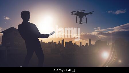 L'uomo flying drone sulla città Foto Stock