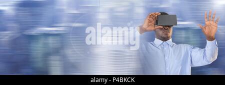 Uomo che indossa la realtà virtuale auricolare occhiali con effetti di movimento di transizione Foto Stock
