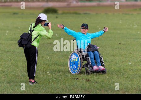 Persone disabili su carrozzina turisti cinesi a Khan mongoli città il turismo culturale Resort, Xiwuzhumuginqi, Mongolia Interna, Cina Foto Stock