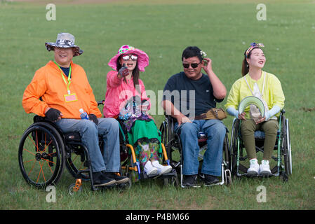 Persone disabili su carrozzina turisti cinesi a Khan mongoli città il turismo culturale Resort, Xiwuzhumuginqi, Mongolia Interna, Cina Foto Stock