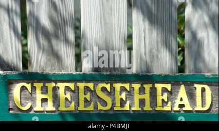 Cartello in legno Cheesehead su Old Fence Foto Stock