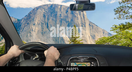 Alla guida di una vettura verso El Capitan, iconico montagna nel Parco Nazionale di Yosemite in California, Stati Uniti d'America Foto Stock