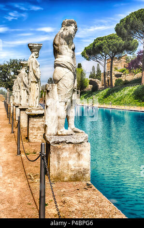 Le statue del Caryatides affacciato sulla piscina antico chiamato Canopo di Villa Adriana (Villa Adriana), Tivoli, Italia Foto Stock